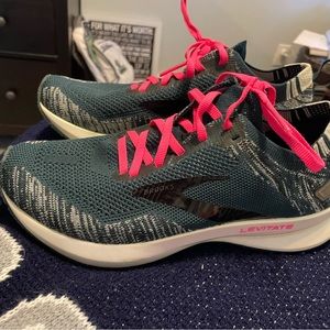 brooks running shoes women’s size 7 worn a few times